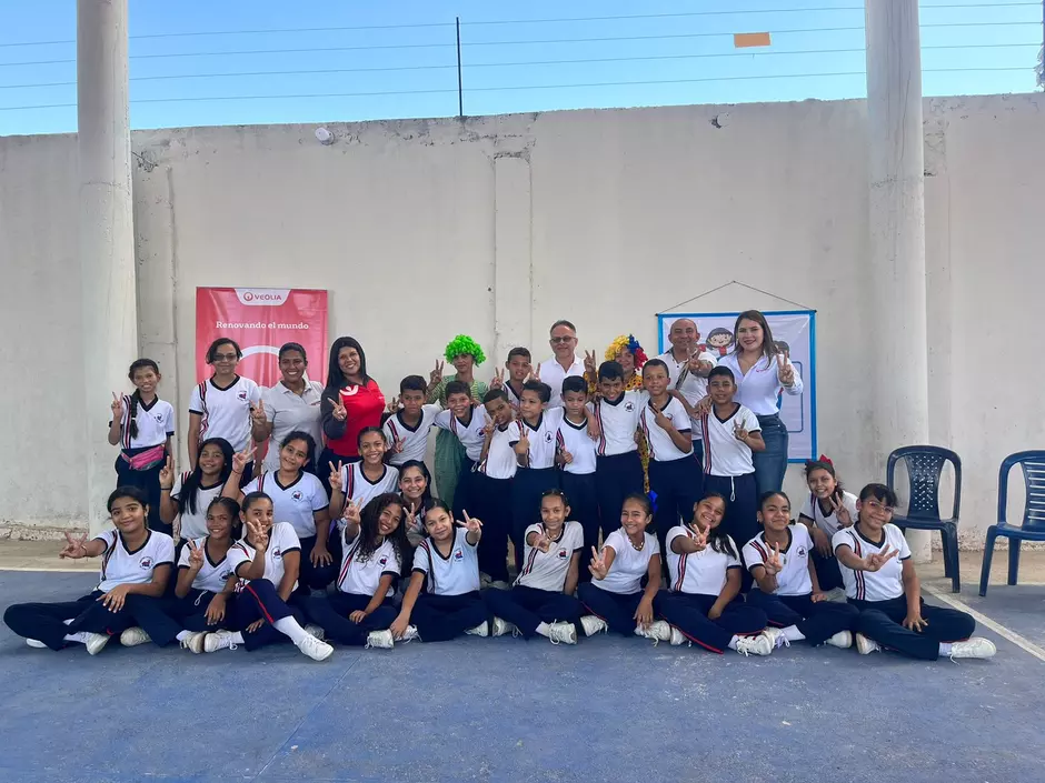 Veolia Aguas de La Guajira hizo reconocimiento a los niños y niñas ganadores de la campaña " Alrededor de Iberoamérica"   Alrededor de Iberoamérica es una campaña de sensibilización ambiental organizada por Veolia América Latina en conjunto con la Organización de Estados Iberoamericanos (OEI) que alcanza a niños y niñas de colegios de Argentina, Brasil, Chile, Colombia, Ecuador, México, Perú y Panamá, para concientizarlos sobre diferentes temáticas ambientales, protección de la biodiversidad, economía circu