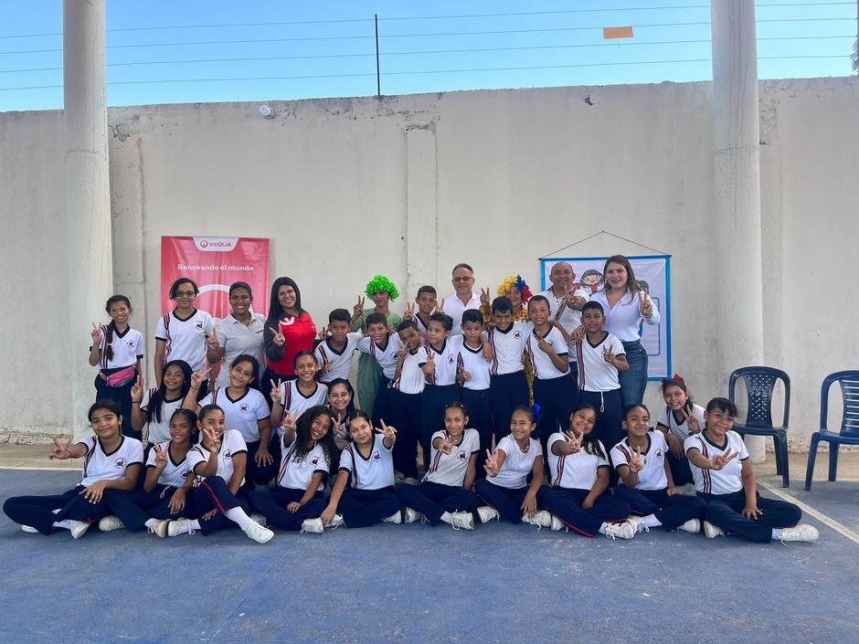 Veolia Aguas de La Guajira hizo reconocimiento a los niños y niñas ganadores de la campaña " Alrededor de Iberoamérica" Alrededor de Iberoamérica es una campaña de sensibilización ambiental organizada por Veolia América Latina en conjunto con la Organización de Estados Iberoamericanos (OEI) que alcanza a niños y niñas de colegios de Argentina, Brasil, Chile, Colombia, Ecuador, México, Perú y Panamá, para concientizarlos sobre diferentes temáticas ambientales, protección de la biodiversidad, economía circu