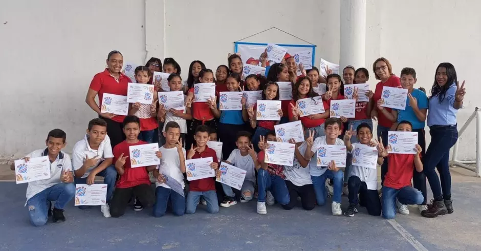 Veolia Aguas de La Guajira hizo reconocimiento a los niños y niñas ganadores de la campaña " Alrededor de Iberoamérica"   Alrededor de Iberoamérica es una campaña de sensibilización ambiental organizada por Veolia América Latina en conjunto con la Organización de Estados Iberoamericanos (OEI) que alcanza a niños y niñas de colegios de Argentina, Brasil, Chile, Colombia, Ecuador, México, Perú y Panamá, para concientizarlos sobre diferentes temáticas ambientales, protección de la biodiversidad, economía circu