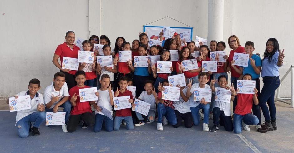 Veolia Aguas de La Guajira hizo reconocimiento a los niños y niñas ganadores de la campaña " Alrededor de Iberoamérica" Alrededor de Iberoamérica es una campaña de sensibilización ambiental organizada por Veolia América Latina en conjunto con la Organización de Estados Iberoamericanos (OEI) que alcanza a niños y niñas de colegios de Argentina, Brasil, Chile, Colombia, Ecuador, México, Perú y Panamá, para concientizarlos sobre diferentes temáticas ambientales, protección de la biodiversidad, economía circu